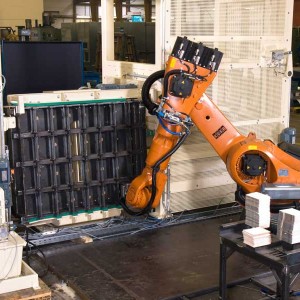 Roboterhandling: Paletierung von Batterie Bleiplatten