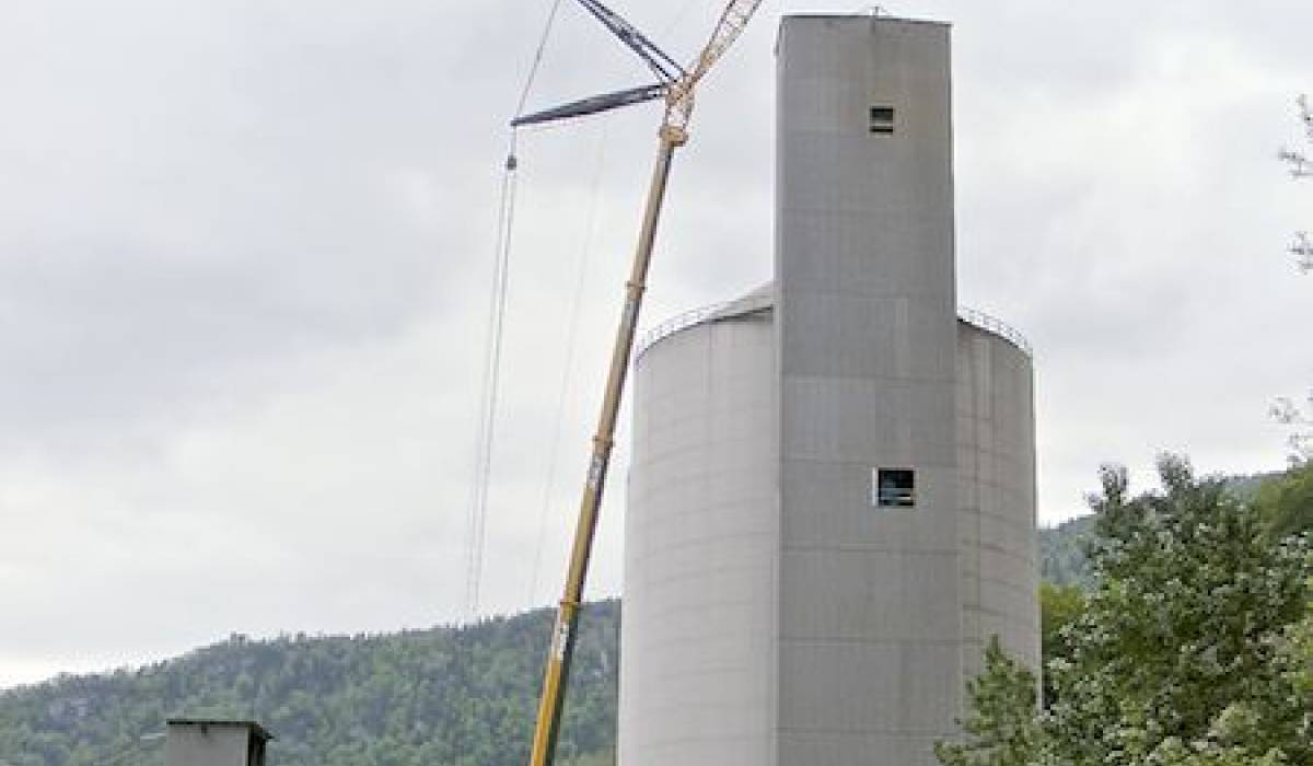 De-dusting a clinker tower silo